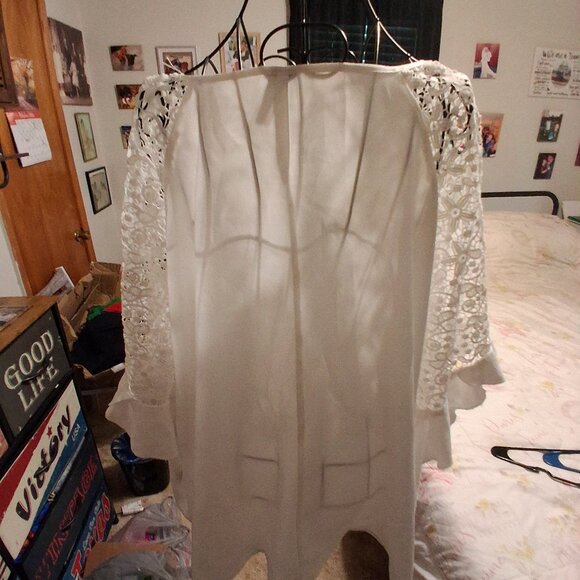 PRETTY WHITE LACE SHIRT FOR PLUS SIZED QUEEN - Picture 2 of 4